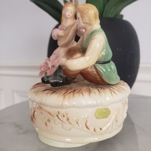 Vtg Josef Originals Loving Couple Ceramic Moving Figurine & Rotating Music Box - Picture 12 of 15